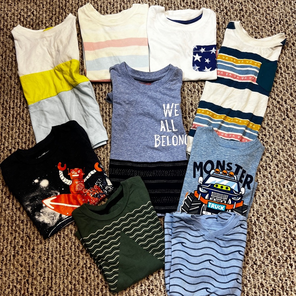 Boy's lot of short sleeves T-shirts size 4T.‎